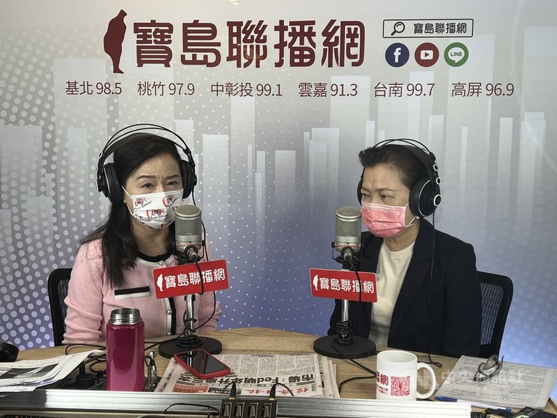 經濟部長王美花(右)24日接受廣播節目「新聞放鞭炮」主持人周玉蔻(左)專訪,談及三接遷離、重啟核四及反萊豬公投議題,呼籲民眾投下不同意票。中央社記者梁珮綺攝 110年11月24日