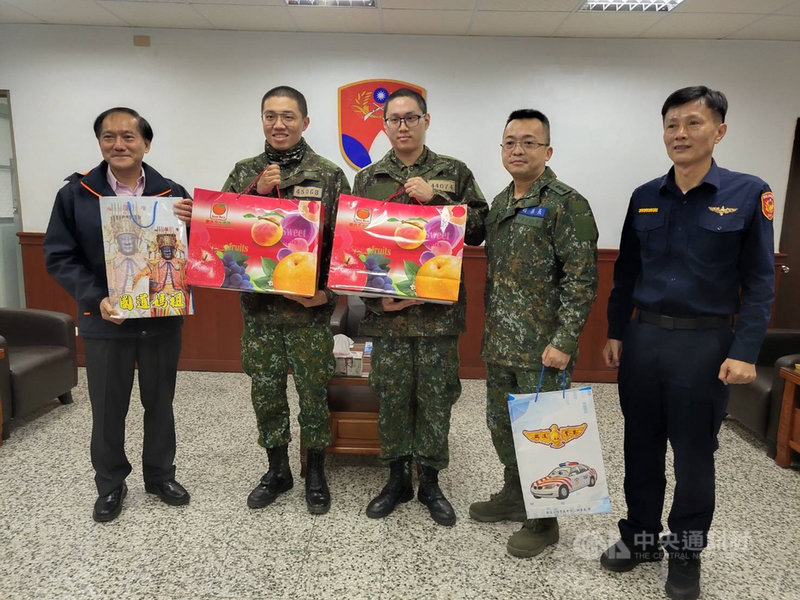 林姓司機21日晚間駕駛陸軍收假專車,行經國道一號南下新竹路段時突心肌梗塞昏迷,車上許姓、洪姓2人見狀衝至駕駛座控制方向盤並讓遊覽車停止,及時搶救車上乘客。為感謝許姓、洪姓2名國軍弟兄,國道警方24日特別至國軍陸軍步兵第206旅致贈紀念品。(國道警方提供)中央社記者魯鋼駿傳真 110年11月24日