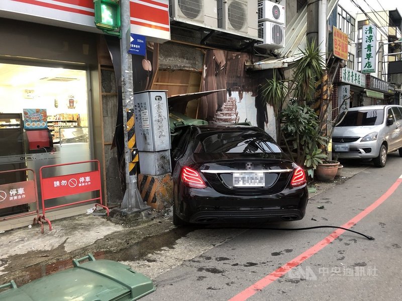 桃園市一名魏姓男子24日凌晨酒後開車行經中壢區時,車輛失控撞進一間超商側門,造成黃姓店員腳踝骨折、手部受傷送醫。(警方提供)中央社記者葉臻傳真 110年11月24日