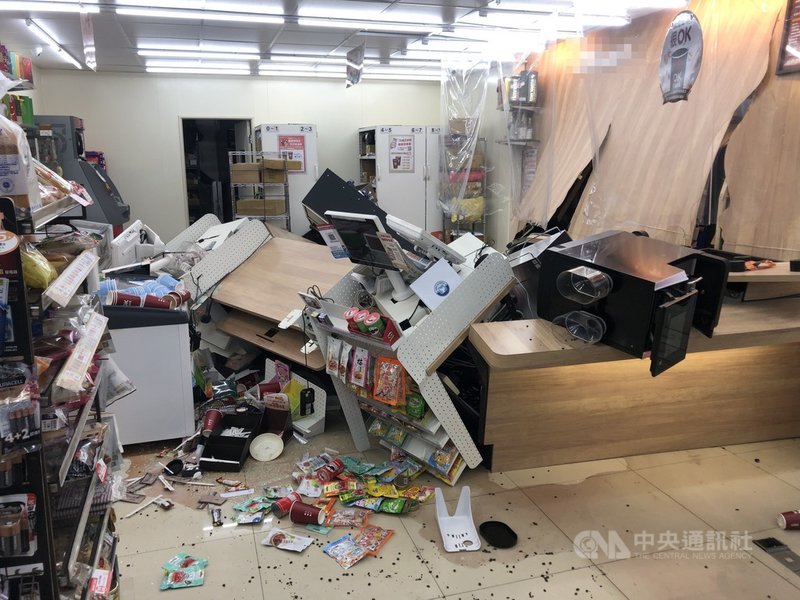 桃園市一名魏姓男子24日凌晨酒後開車行經中壢區時,車輛失控撞進轉角一間便利超商,超商內部毀損。(警方提供)中央社記者葉臻傳真 110年11月24日