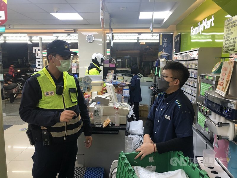 花蓮吉安警分局24日指出,超商提供24小時營業便利性,但深夜多為1人上班,面對突發事件處於孤立無援狀態,警方建立通報機制,也將增加巡邏密度,提高見警率,巡邏勤務中也會主動關心店員。(花蓮吉安警分局提供)中央社記者張祈傳真 110年11月24日