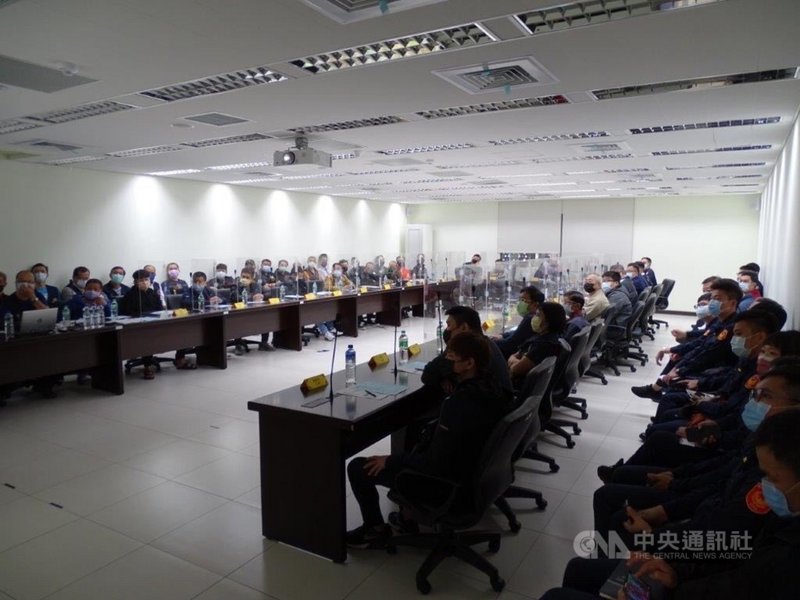 艋舺青山宮24日起至26日舉行日間遶境及夜間暗訪活動,台北市警察局萬華分局表示,為避免聚眾滋事情形,特別擴大臨檢以確保治安。圖為期前約制會議與講習。(翻攝照片)中央社記者黃麗芸傳真 110年11月24日