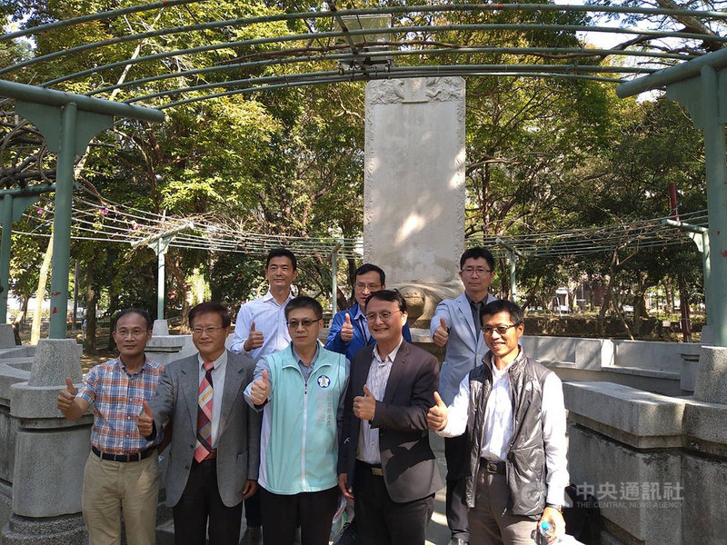嘉義市嘉義公園「清高宗敕建福康安等功臣生祠碑記」AI智慧影像監測系統24日啟用,可即時監測古物表面損壞、傾斜等狀況,嘉義市建設處副處長羅資政(前中)等出席肯定。中央社記者黃國芳攝 110年11月24日
