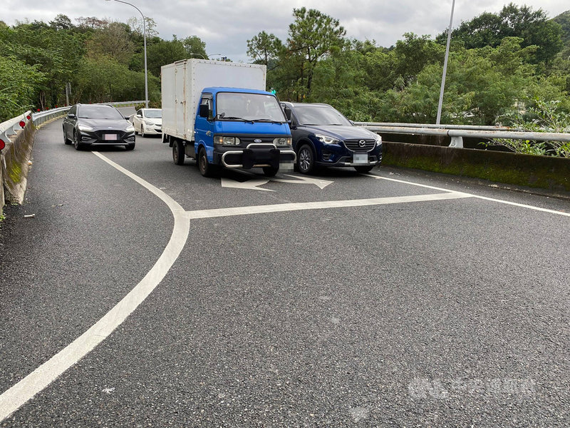 國道一號南下基隆交流道因車流量大,用路人於單車道停等紅燈時常自動分成兩排,駕駛不時被檢舉違規也引起民怨,民進黨立委蔡適應24日邀集相關單位前往會勘,並要求高公局1個月內評估劃設雙車道。(立委蔡適應服務處提供)中央社記者王朝鈺傳真 110年11月24日