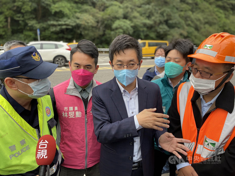 國道一號南下基隆交流道由於車流量大,用路人停等紅燈時常分成兩排,但此處為單車道,不少駕駛常被檢舉挨罰。民進黨立委蔡適應(左3)24日邀集相關單位到場會勘表示,這裡違規並非特例而是通例,為避免民眾因違規被檢舉造成荷包失血,希望主管機關可以檢討。(立法委員蔡適應服務處提供)中央社記者王朝鈺傳真 110年11月24日