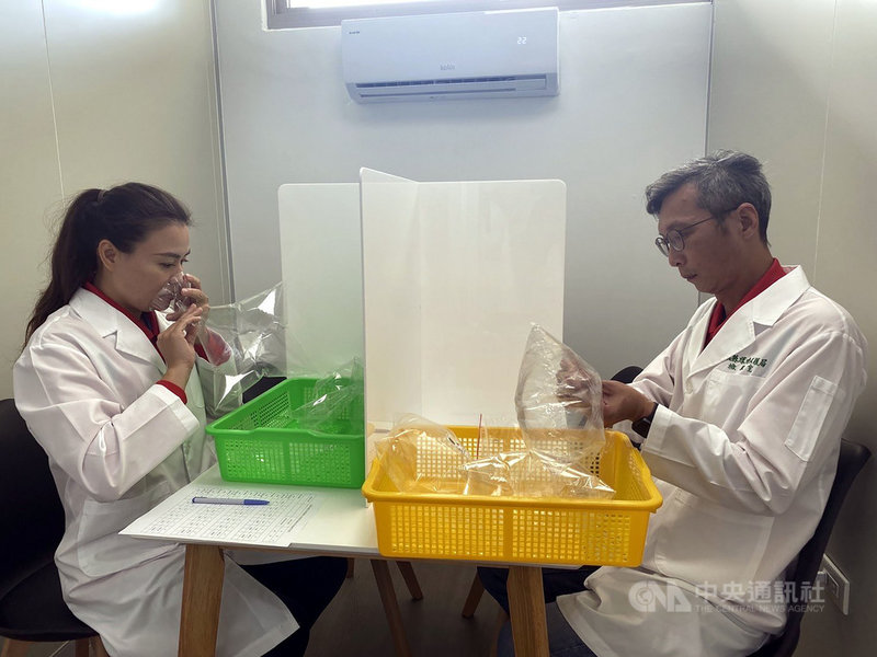 嘉義縣異味污染採樣及測定工作,過去皆委託其他機構辦理,常緩不濟急,目前環保局已培訓36名嗅覺員(聞臭師)可自行於聞臭室執行異味檢測判定,相關的稽查人員也完成採樣訓練,將提升陳情案件處理效能。(嘉義縣政府提供)中央社記者黃國芳傳真 110年11月24日