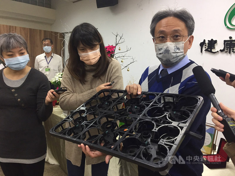農委會桃園區農改場24日發表小盆栽專用「底部灌溉栽培端盤」系統,能有效節水省工,還能減少病害,場長郭坤峯(右)指出,相關設計先專攻業界生產使用,預計2022年再推適合居家使用款。中央社記者楊淑閔攝 110年11月24日