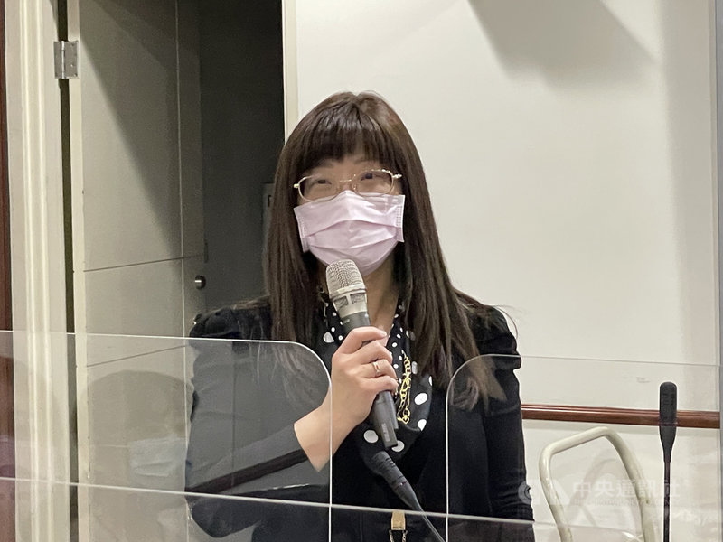 法務部法律事務司長鍾瑞蘭24日表示,為落實「身心障礙者權利公約」及「障礙者近用司法之國際原則與指引」提及的司法近用權,首度將手語融入民法宣導短片中,使障礙者更容易理解與自身權益相關的法律訊息。中央社記者劉世怡攝 110年11月24日