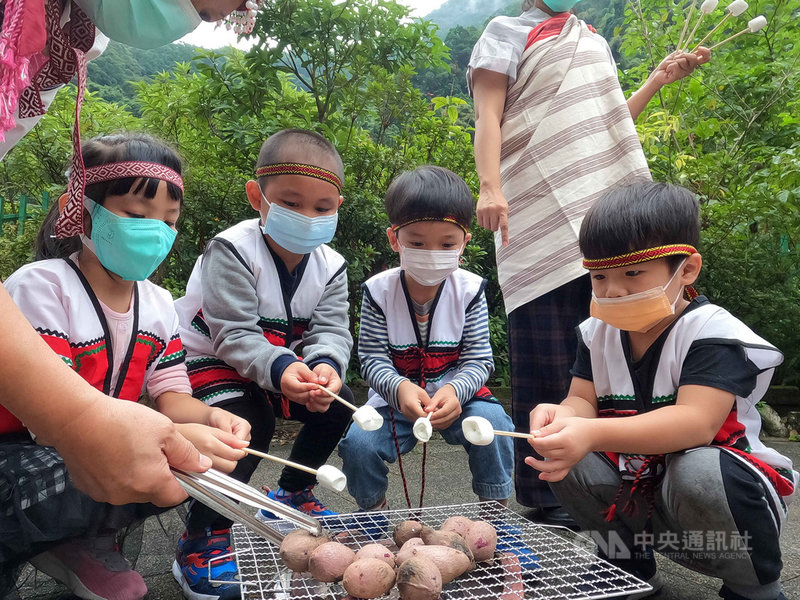 新北市政府培育原民族語師資並向下扎根教育,以沉浸式教學在生活中融入族語,如烏來國中小附幼師生藉由農作體驗導入泰雅歌謠等,引領小朋友認同部落文化與記憶。(新北市教育局提供)中央社記者黃旭昇新北市傳真 110年11月24日