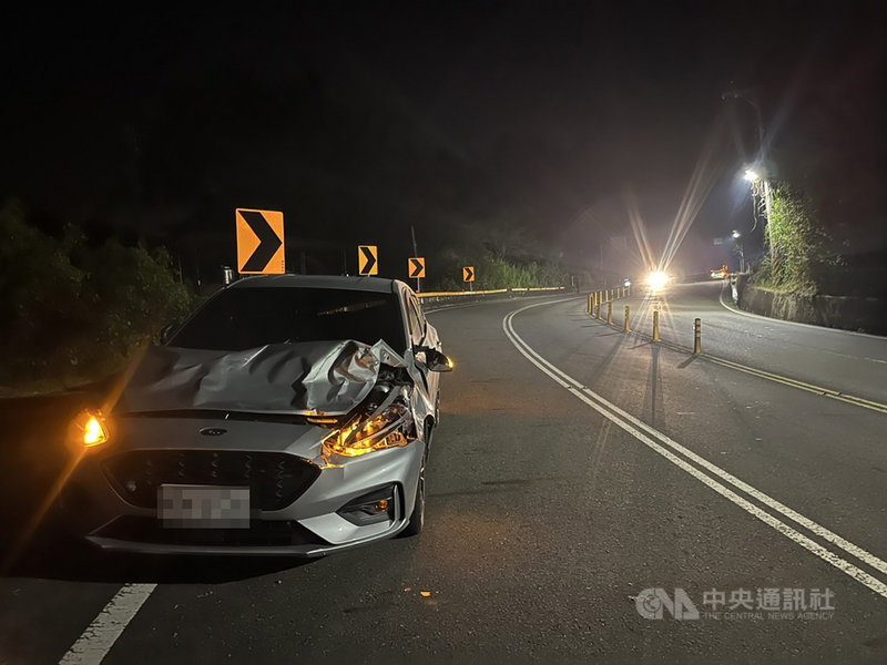 高雄地區台28線23.5公里處24日凌晨有自小客車行經時撞上一團黑影,駕駛下車察看發現是一頭水鹿,撞擊造成車輛引擎蓋左上方變形、前擋風玻璃破損及左前大燈損壞。(警方提供)中央社記者曾以寧傳真 110年11月24日
