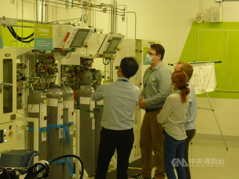 台積電在中科15B廠設立廠務學院,培育廠務專業人才,美國亞利桑那州廠派工程師來台到廠務學院受訓。中央社記者張建中攝 110年11月24日