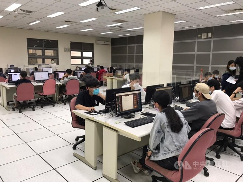 高雄大學與台大電機系教授葉丙成創辦的PaGamO平台合作,將遊戲化學習導入全校資訊能力畢業門檻檢定,幫助學生熟悉試題操作並加深學習。(PaGamO提供)中央社記者許秩維傳真 110年11月24日