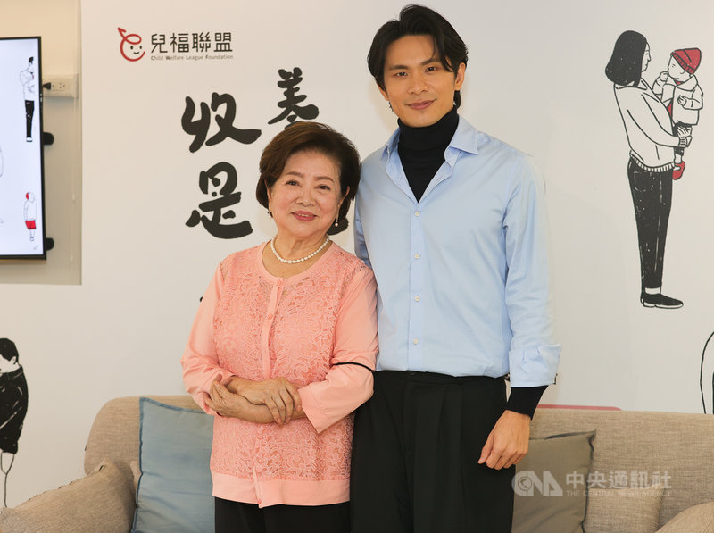 兒福聯盟24日舉行「收養是進步的一種選擇」記者會,藝人陳淑芳(左)、姚淳耀(右)出席分享合作拍攝宣導影片點滴,邀請大家一同了解收養服務。中央社記者謝佳璋攝 110年11月24日