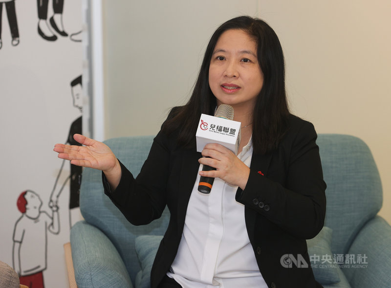 兒福聯盟24日下午在台北舉行「收養是進步的一種選擇」記者會,執行長白麗芳會中說明收出養服務概況,盼讓社會大眾理解收養也是成家選擇之一,歡迎民眾將收養列入考量。中央社記者謝佳璋攝 110年11月24日