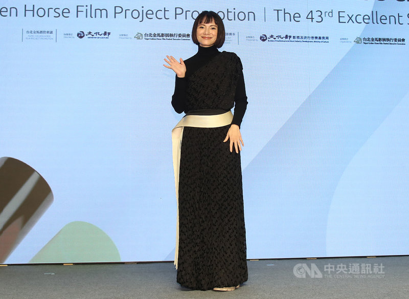 2021金馬創投會議24日在台北頒獎,本屆決審評審李心潔2019年以電影「夕霧花園」入圍金馬影后、2020年則以創作者身分獲金馬創投會議肯定,今年更自願隔離14天,來台擔任創投會議評審。中央社記者張新偉攝 110年11月24日