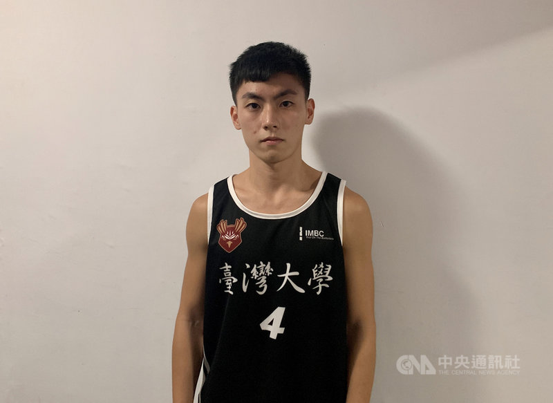 台灣大學法律系3年級生蘇恩霈同時也是台大男籃隊長,平時應付繁重課業之餘,還要兼顧球隊訓練,但他依舊樂此不疲,他說,就是要挑戰更高水準才有意思。中央社記者龍柏安攝 110年11月24日