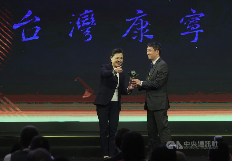 2021年金貿獎暨第30屆台灣精品獎聯合頒獎典禮24日在台北南港展覽2館舉行,經濟部長王美花(左)出席並頒發金貿獎獎座,表揚貿易績優企業。中央社記者鄭傑文攝 110年11月24日