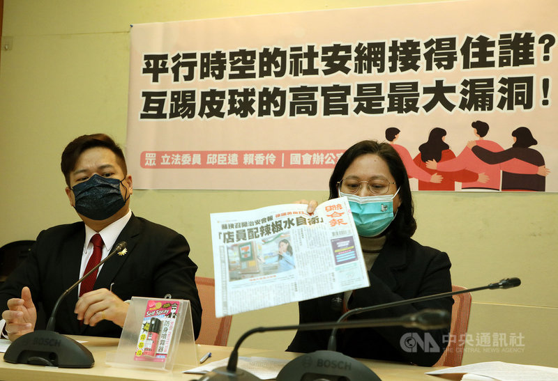 台灣民眾黨立委邱臣遠(左)、賴香伶(右)24日上午在立法院共同召開記者會,呼籲儘速處理精神衛生法等相關修法,強化社會安全網。中央社記者郭日曉攝 110年11月24日