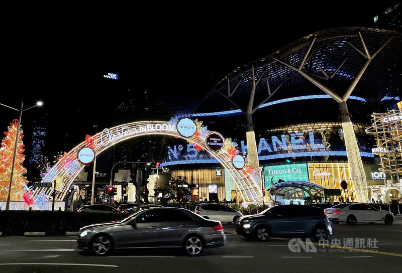 新加坡經濟持續復甦,貿工部24日公布數據,第3季經濟較去年同期成長7.1%;預估2021全年GDP可望成長7%。圖為新加坡烏節路一帶街景,攝於23日。中央社記者侯姿瑩新加坡攝 110年11月24日