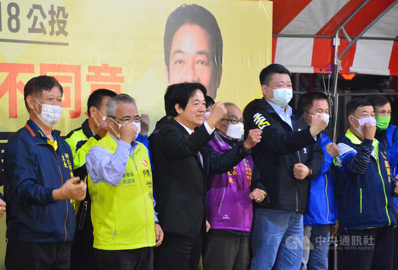 副總統賴清德(前左3)24日晚上應無黨籍新北市議員陳世榮(前左2)邀請,到樹林區鎮南宮為年底4項公民投票案宣講,與眾人齊呼口號,呼籲民眾投下4個不同意。中央社記者黃旭昇新北市攝 110年11月24日