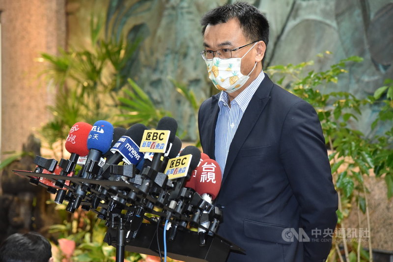 農委會主委陳吉仲在網路節目訪談說明萊劑的內容引發熱議,他24日再次出面接受媒體聯訪澄清,重申從未說過萊劑是人類的保健食品。(農委會提供)中央社記者楊淑閔傳真 110年11月24日