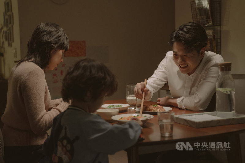 演員林辰唏(左)與李易(右)在同志影集「第一次遇見花香的那刻」中飾演夫妻,由於李易在外地工作,林辰唏長期過著偽單親生活,獨自扶養兒子。(GagaOOLala提供)中央社記者葉冠吟傳真 110年11月24日