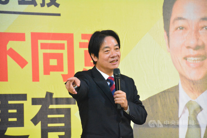 副總統賴清德24日晚間到新北市樹林區為公投宣講時表示,於桃園大潭興建的天然氣第三接收站可穩定供電,彌補北部供電缺口,並舒緩中南部的空污問題,也兼顧藻礁保育,若三接遷離將影響台灣用電與經濟發展。中央社記者黃旭昇新北市攝 110年11月24日