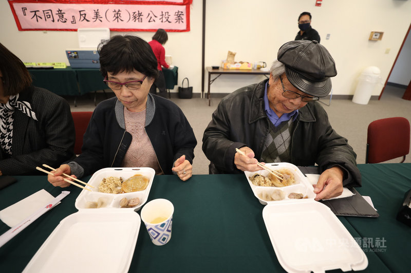 台美人23日在記者會上大啖美豬製作的台灣美食，強調自己吃美豬幾十年都沒問題。中央社記者徐薇婷華盛頓攝 110年11月24日