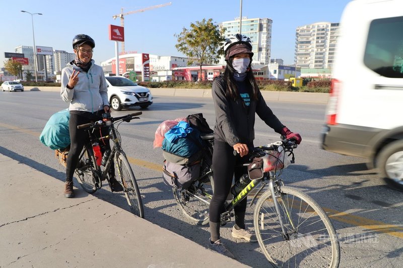 台灣人Y(右)、L(左)18日騎單車進入土耳其首都安卡拉。儘管疫情蔓延,兩人8月開始從北歐騎車穿越中、東歐抵土耳其,行經近8000公里。中央社記者何宏儒安卡拉攝 110年11月24日