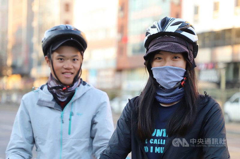 台灣人Y(右)、L(左)18日騎單車進入土耳其首都安卡拉。儘管疫情蔓延,兩人8月開始從北歐騎車穿越中、東歐抵土耳其,行經近8000公里。中央社記者何宏儒安卡拉攝 110年11月24日