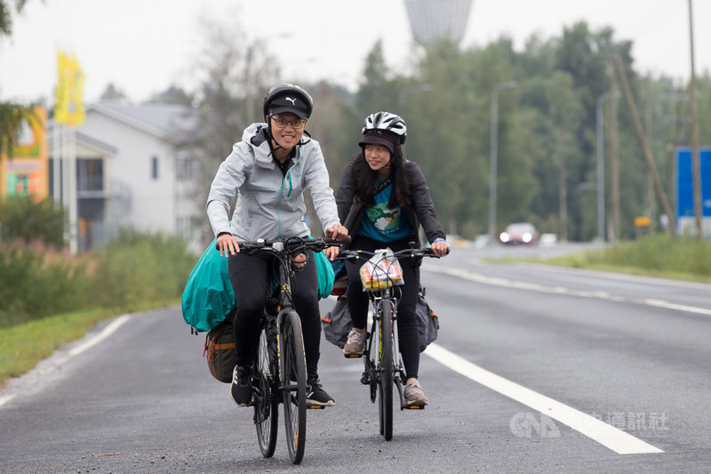 台灣人Y(右)、L(左)8月10日在芬蘭Nykarleby騎車。儘管疫情蔓延,兩人8月開始從北歐騎車穿越中、東歐抵土耳其,行經近8000公里。(當事人提供)中央社記者何宏儒安卡拉傳真 110年11月24日