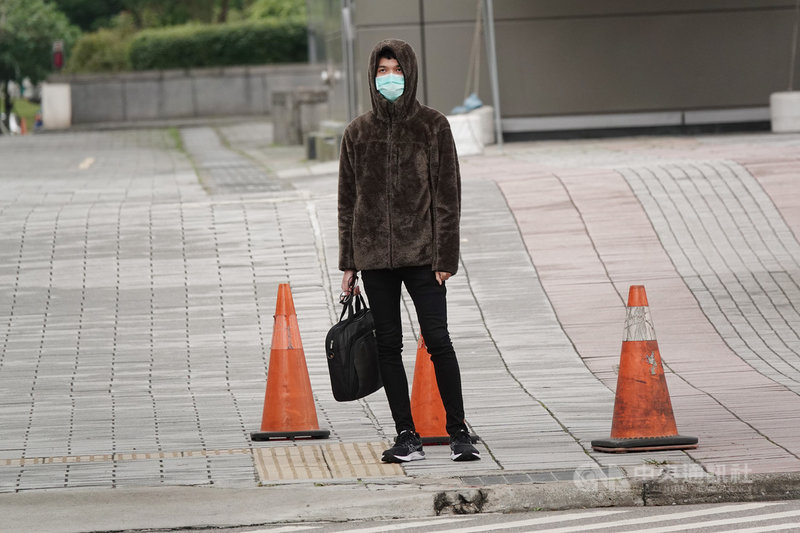 中央氣象局表示,24日持續受東北季風影響,清晨全台感受涼冷,中部以北、東北部地區攝氏13至15度,其餘地區16至18度。中央社記者鄭傑文攝 110年11月24日