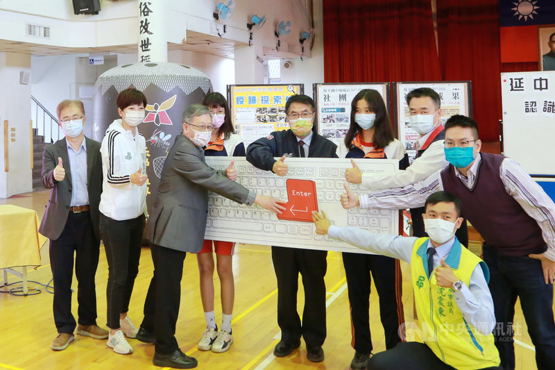 「科技防疫融入創新教學–台南市首創校園登革熱預警系統與融入校園防疫課程」記者會24日舉行,台南市長黃偉哲(左5)宣布,市府和成大合作開發校園登革熱預警系統,將預警訊息結合校園防蚊實驗社團課程,引導學生注意校園環境問題,找出及清除隱性孳生源。(台南市政府提供)中央社記者張榮祥台南傳真 110年11月24日