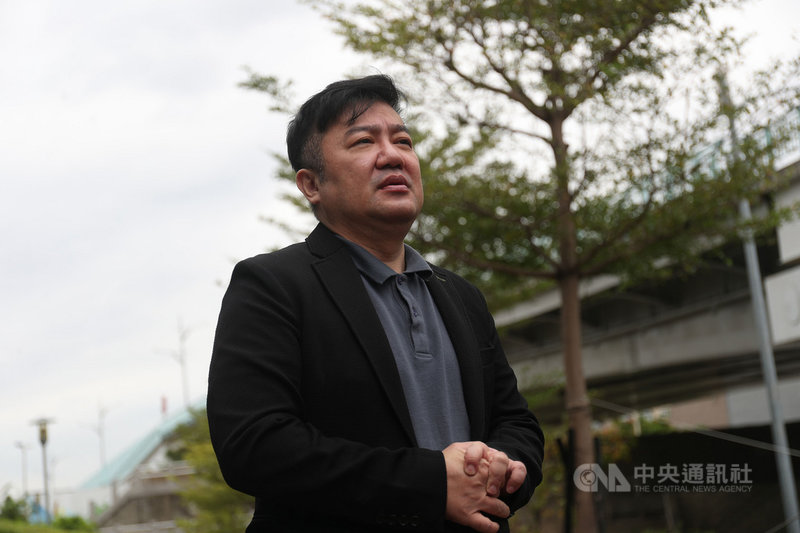 遠東航空不滿民用航空運輸業許可證遭撤銷,提起行政訴訟,台北高等行政法院24日開庭。遠航董事長張綱維受訪表示,民航局違法濫權懲處是受到南部重量級立委的壓力,他認為政府的疏失要全民買單,遠航1000多個家庭何其無辜,請行政院和監察院為遠航做主。中央社記者吳家昇攝 110年11月24日