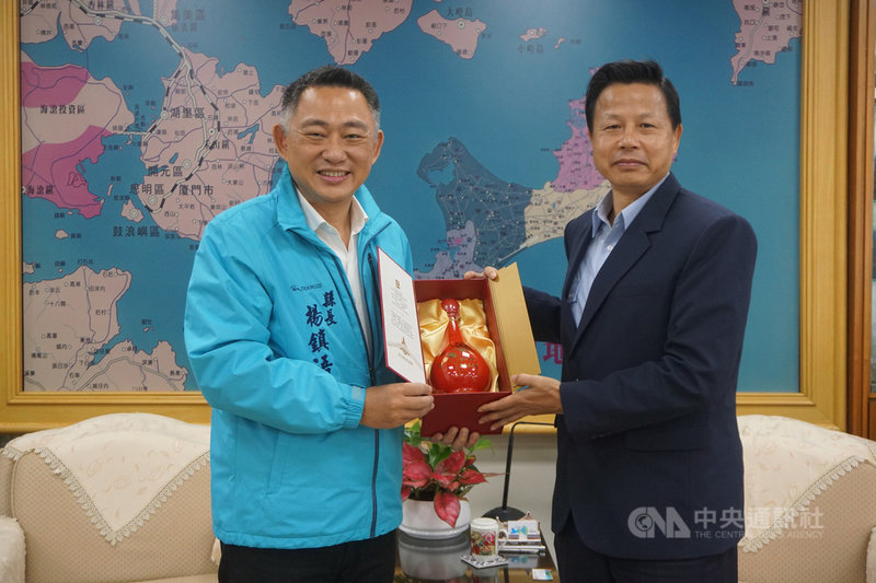 海巡署金馬澎分署新任分署長謝慶欽(右)24日拜會金門縣長楊鎮浯(左),除感謝縣府多年來對海巡業務的支持,也期待在改善海巡生活環境方面,能獲縣府更多幫助與支持。中央社記者黃慧敏攝 110年11月24日