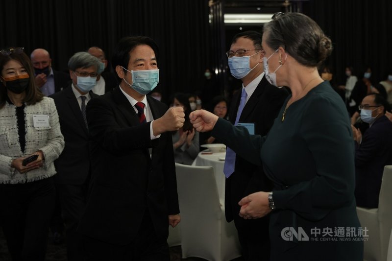 副總統賴清德(前排左1)24日出席「台灣美國商會第三屆健康樂齡論壇」,與AIT處長孫曉雅(右1)同台,感謝美國政府提供400萬劑Covid-19疫苗,更積極結合國際社會,希望讓台灣可以有意義地參加聯合國系統。(總統府提供)中央社記者溫貴香傳真 110年11月24日