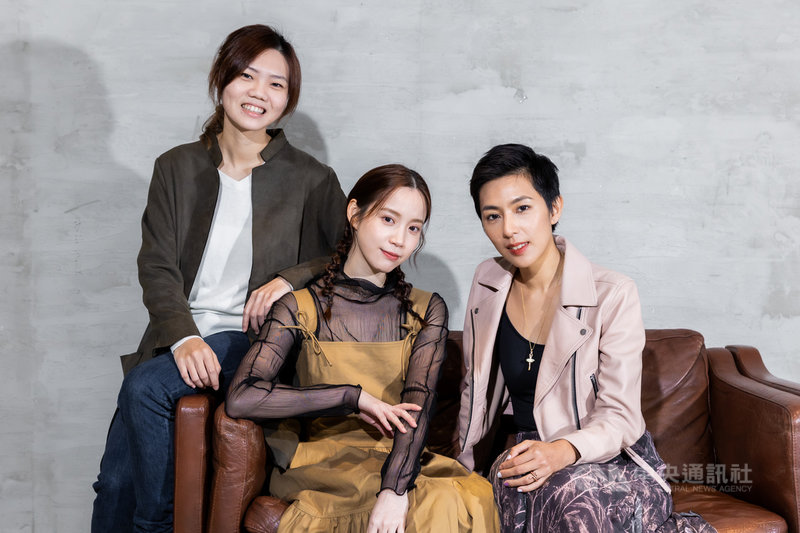 同志影集「第一次遇見花香的那刻」由新銳導演鄧依涵(左起)執導,演員程予希、林辰唏主演,希望講純粹女性的故事,不想定型同志。(Gelee Lai攝影)中央社記者葉冠吟傳真 110年11月24日