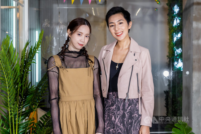 同志影集「第一次遇見花香的那刻」由演員林辰唏(右)、程予希(左)主演,描述已婚生子的林辰唏,經歷不順遂的婚姻後,遇到曾曖昧的高中學妹程予希後,審視自己真正的感情歸屬。(Gelee Lai攝影)中央社記者葉冠吟傳真 110年11月24日