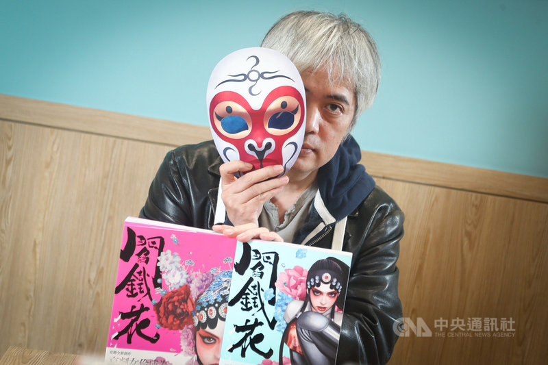 漫畫家常勝(圖)以京劇女伶發想科幻作品「閻鐵花」,懸疑緊張的劇情,搭配張力十足的打鬥場景,將改編為影視作品。對於漫畫能改編影集、電影,常勝也有不同的期待。中央社記者王騰毅攝 110年11月24日