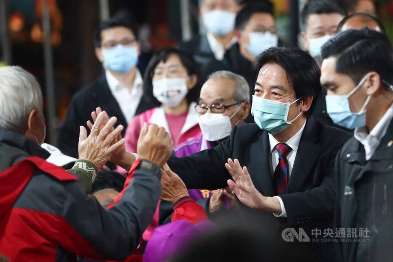 新北市議員陳世榮24日在新北市樹林區鎮南宮舉辦「四個不同意 台灣更有力」公投說明會,副總統賴清德(前右2)到場助講,入場時受到群眾熱烈歡迎。中央社記者王騰毅攝 110年11月24日