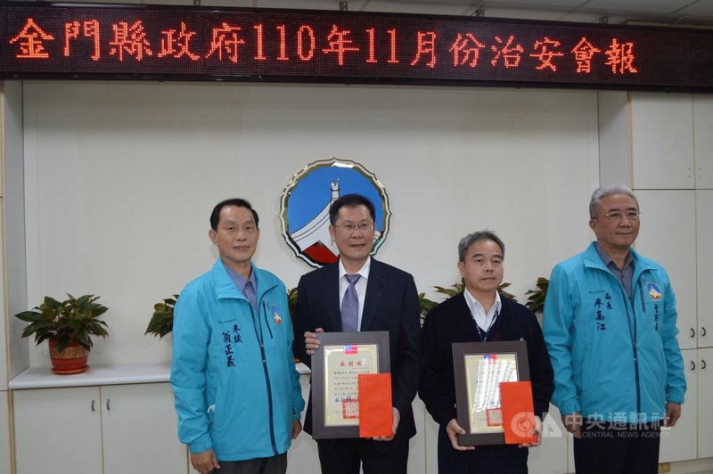 金門縣警察局24日表示,為有效推動當前防制詐欺工作重點,特成立「金勤區」,由專責警力負責聯繫、宣導金融機構行員辨識可疑提匯款,攔阻詐騙匯款,今年前10月成功攔阻詐騙案計11件,縣府參議翁正義(左)24日表揚有功人員。右為金門縣警察局長廖高江。(金門縣警察局提供)中央社記者黃慧敏傳真 110年11月24日