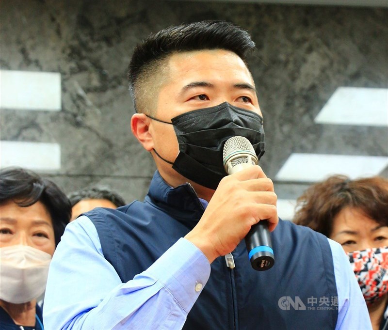時代力量台中黨部人員23日到國民黨台中立委補選參選人顏寬恒(前)服務處遞交辯論書,要求顏寬恒說明在立委任內質詢台中港105號碼頭營運權一事。(中央社檔案照片)