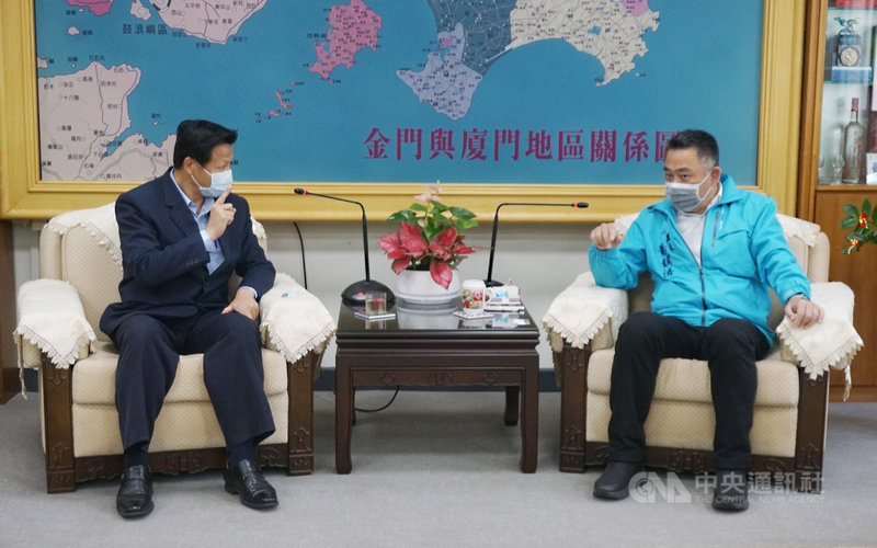 海巡署金馬澎分署新任分署長謝慶欽(左)24日前往金門縣政府拜會縣長楊鎮浯(右),謝慶欽表示,上任後仍將金門視為海巡永遠的一級戰區,特別是在兩岸「灰色地帶」管理邊境,他會以更謹慎的態度,攜手海岸巡人員,為戍衛海疆、維護治安全力以赴。中央社記者黃慧敏攝 110年11月24日