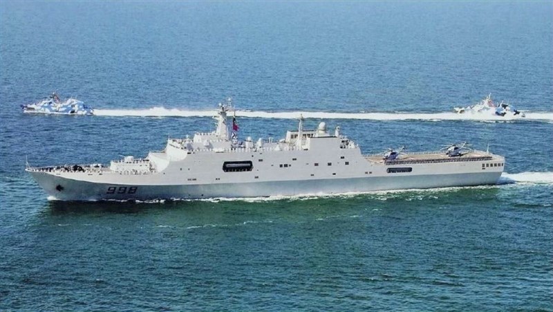 日本媒體報導,中國海軍2艘艦艇11月中旬在花蓮外海實施模擬登陸作戰演習。圖為071型綜合登陸艦崑崙山艦。(圖取自維基百科共享資源,版權屬公有領域)