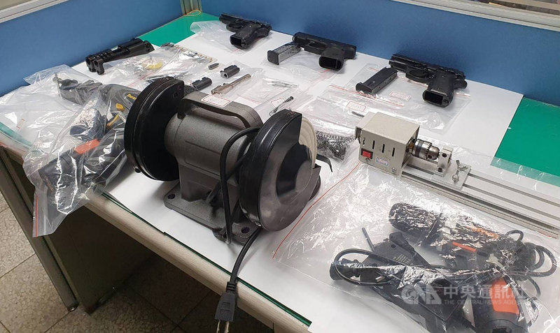 台中市張姓男子涉嫌成立槍枝改造工作室,自行改造槍械販賣,警方23日循線前往查緝,當場查扣造手槍1枝、改造手槍(半成品)2枝、子彈11顆、毒品安非他命及K他命與改造槍械工具1批等證物,並將張男帶回偵辦。(翻攝畫面)中央社記者蘇木春傳真 110年11月24日