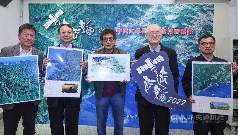 國立中央大學24日上午舉行2022衛星影像月曆發表記者會,導演梁修身(中)到場,暢談當年電影拍攝過程。中央社實習記者蕭宇軒攝 110年11月24日
