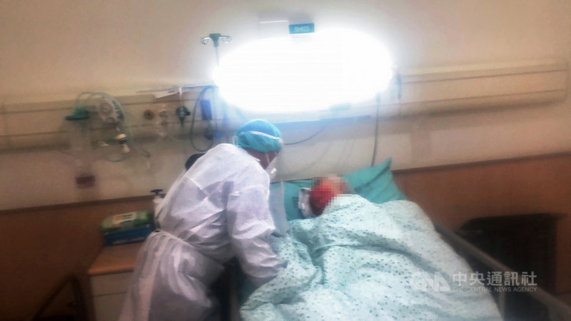 蔡姓男子自中國返台,申請隔離期間外出探病,遵照醫院安排穿著防護衣、走防疫動線進入病房,趕上見媽媽的最後一面。(光田綜合醫院提供)中央社記者趙麗妍傳真 110年11月24日