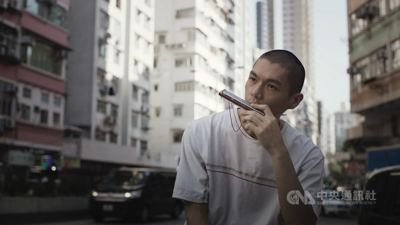 香港演員柯煒林在電影「濁水漂流」中飾演露宿者「木仔」,他笑稱因為台詞少,反而壓力變小,真正打開進入角色開關則是開拍的吸毒脫衣戲。(滿滿額娛樂提供)中央社記者王心妤傳真 110年11月24日