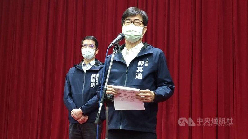 高雄市長陳其邁(右)24日上午在高雄市議會接受媒體聯訪表示,高雄市會推動囤房稅,最快今年將自治條例送議會審議。中央社記者蔡孟妤攝 110年11月24日