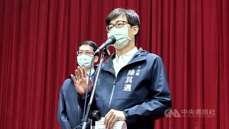 高雄市議會國民黨團不滿市府對城中城事件處置,退回明年度總預算案。高雄市長陳其邁(右)說,市府的精進報告24日會送議會,盼議會支持預算。中央社記者蔡孟妤攝 110年11月24日